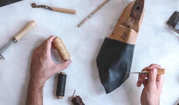 Elaboración artesanal de productos de cuero: Un proceso meticuloso y lleno de habilidad