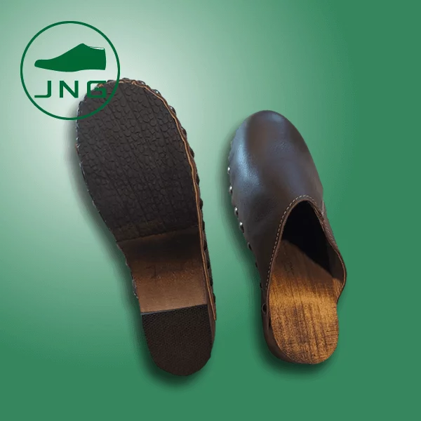 Zueco con base de madera